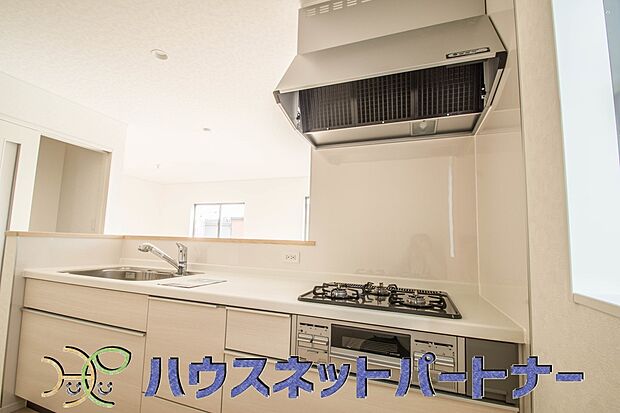 三口コンロで料理の幅を拡げてくれる使いやすいシステムキッチンを採用。洗い場も大きいので野菜や食器を洗ったりする際にも捗り、奥様の強い味方となってくれるはずです。