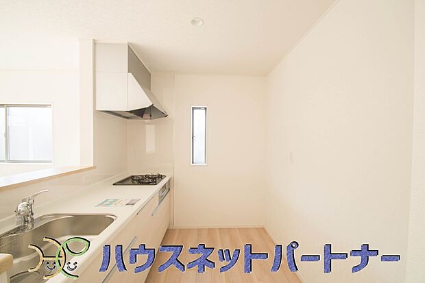 明るい自然光が入る作業スペースを多くとったキッチン採用。夫婦揃ってキッチンに立っても調理がしやすく、家事をしながら会話も弾みます。食器類もすっきりと片付く収納力。