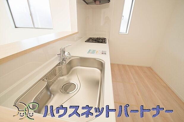 人工大理石のワークトップやシンクは、水を流しただけできれいになったように見えます。白いキッチンは明るく清潔感があり、とっても素敵です。