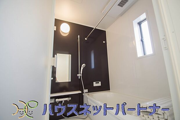 窓がある浴室は心地よいバスタイムを演出してくれます。たまには本を読みながら半身浴もいいですね。