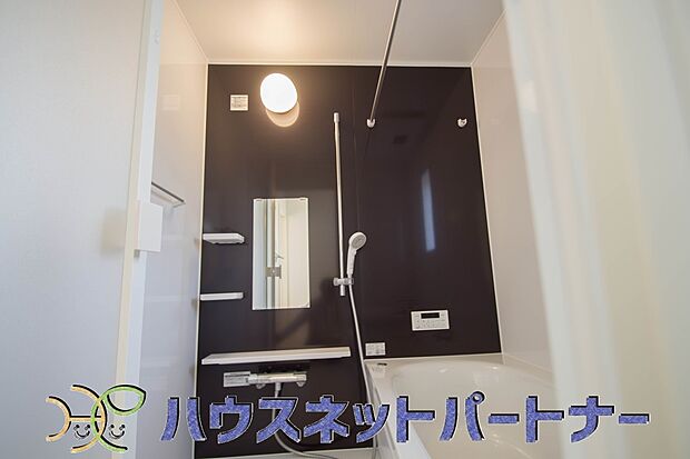 高級感溢れるカラーと大きさ・柔らかな曲線で構成された半身浴も楽しめるバスタブが心地よさをもたらします。