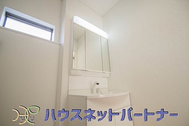 明るい清潔感のある洗面所は、鏡も大きくシンクが広々。朝の支度も楽にこなせます。