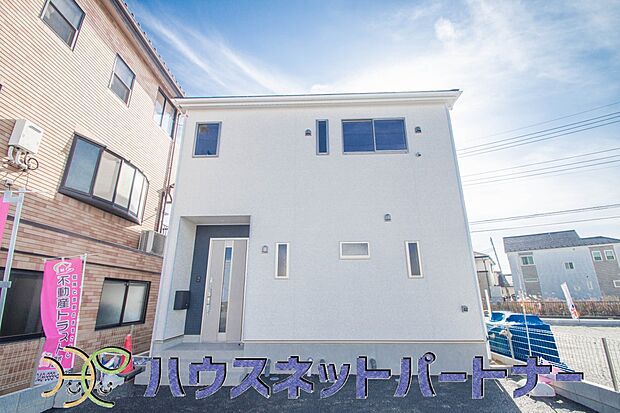 堂々たる趣ながら、主張し過ぎずどこか余裕を感じさせるシャープなフォルムで佇む邸宅は、晴天の空と照らし合わせる事で、本来あるべき完成形の姿を見せてくれます。