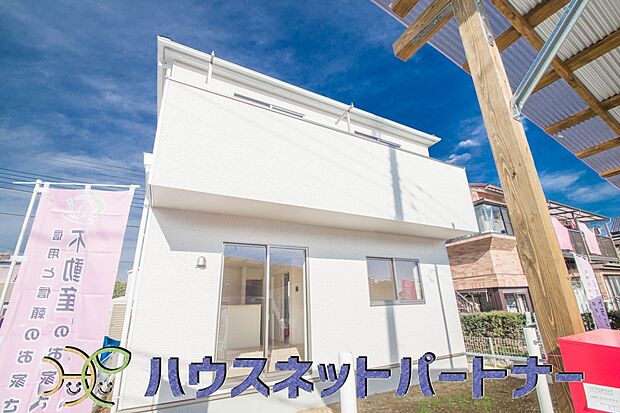 街に溶け合う美しい景観と、採光や風通しを考えて設計された間取り。近隣の視線を考え調整した窓位置など、外観だけでなく、住まうご家族の心地よさを最優先しました。