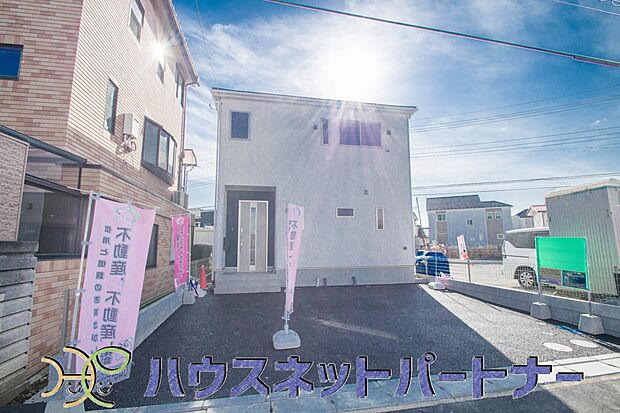 前面道路は12ｍですが、交通量が少なく車庫入れの心配はないです。