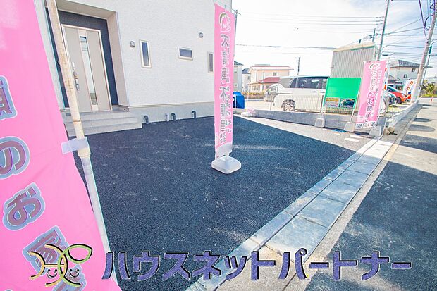 カースペースは並列で2台分がOK。お友達が遊びに来ても、安心ですね。