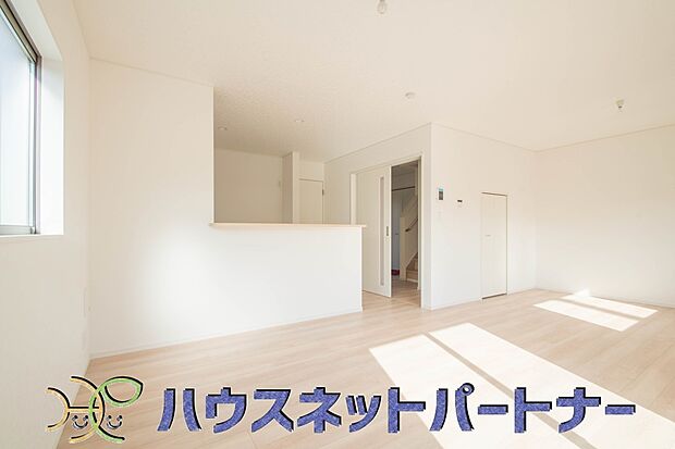 お料理できたらカウンターから手渡しができます。家族で会話をしながらお料理を楽しく。