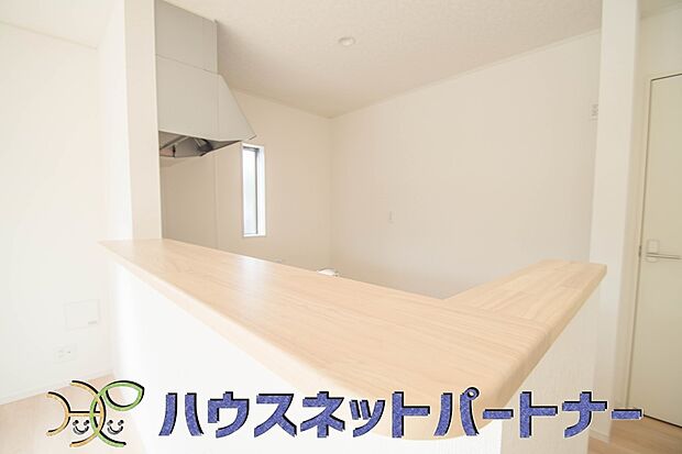 キッチン吊戸棚を無くす事によって、コミュニケーションを重視した設計に致しました。区画によって変わる一体感を、実際にご覧になって頂けましたらと思います。 