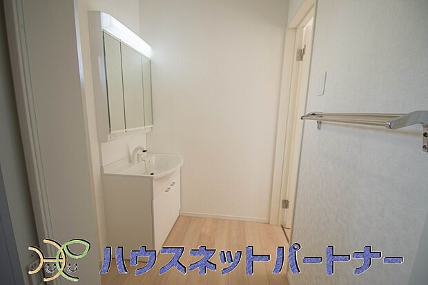 十分な大きさの洗面台は、身だしなみチェックや歯磨きなど、朝の慌ただしい時間でもホテルライクなスペースで余裕とゆとりを感じて頂けます。