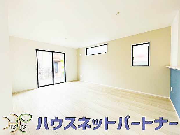 忙しい朝でも家族揃って食事をして頂ける、ゆとりある大きさのダイニングスペース。奥様の手料理をカウンター越しに受けとって頂き、テーブルで囲む素敵な時間を存分にお愉しみ下さい。