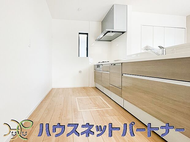 明るい自然光が入る作業スペースを多くとったキッチン採用。夫婦揃ってキッチンに立っても調理がしやすく、家事をしながら会話も弾みます。食器類もすっきりと片付く収納力。