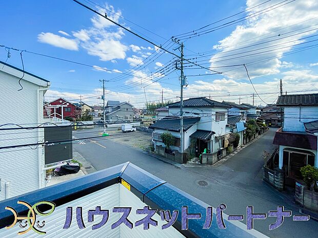 青い空が近くに感じるバルコニーは、爽やかな風をお部屋へ運んでくれます。