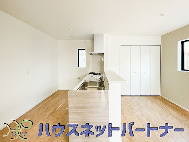 忙しい朝でも家族揃って食事をして頂ける、ゆとりある大きさのダイニングスペース。奥様の手料理をカウンター越しに受けとって頂き、テーブルで囲む素敵な時間を存分にお愉しみ下さい。