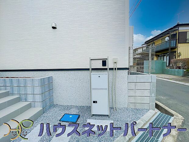 宅配ボックス。好きな時間にいつでも荷物を受取れるため、到着時間を気にして自宅で待機したり、再配達の連絡をする手間がかかりません。共働きなど不在が多い方、ネット通販の利用が多い方に大変便利。