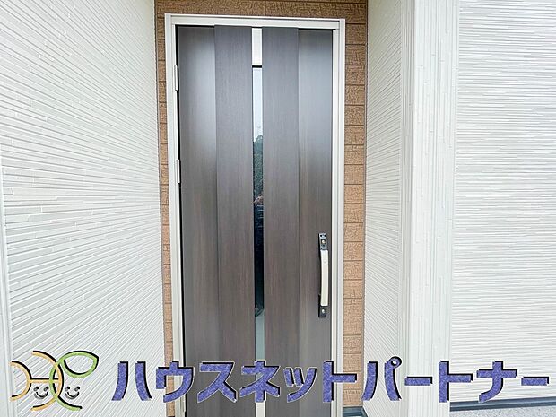 上質感漂う玄関へのアプローチ。居住者の帰り、訪れる方を優しく迎える・安らぎに満ちた生活空間を予感させる。健やかな暮らしを楽しめそう。