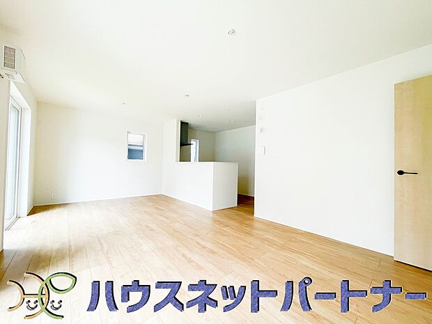 整然とした空間演出、快適な理想の暮らしの実現は家のみの拘りではなく、そこで暮らす方々にとって素敵な環境であることも挙げられると思います。四季折々の変化が奏でる鼓動を楽しんで下さい。