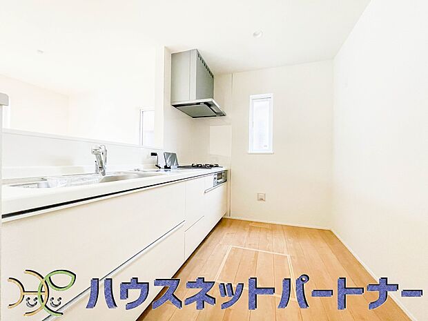 明るい自然光が入る作業スペースを多くとったキッチン採用。夫婦揃ってキッチンに立っても調理がしやすく、家事をしながら会話も弾みます。食器類もすっきりと片付く収納力。