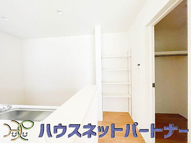 キッチン内には可動棚付きのパントリーを設置。広くて収納力もあるので、快適に料理をすることができます。