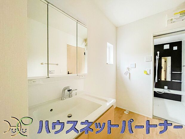 大きく見やすい三面鏡で清潔感ある洗面台は、身だしなみチェックや肌のお手入れに最適です。何かと物が増える場所だからこそ、スッキリと見映えの良い空間に拵えました。