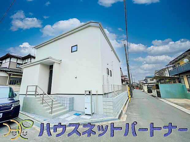 角地でお車を駐車するのも楽々。広い道路なのでお子様の通学も安心ですね。