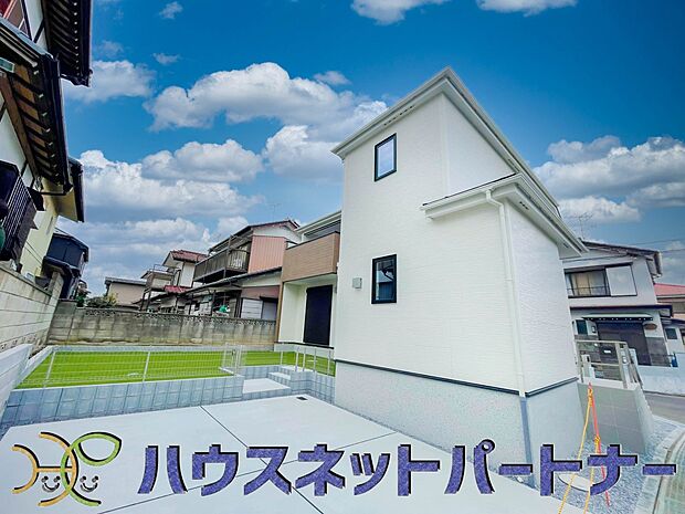 堂々たる趣ながら、主張し過ぎずどこか余裕を感じさせるシャープなフォルムで佇む邸宅は、晴天の空と照らし合わせる事で、本来あるべき完成形の姿を見せてくれます。