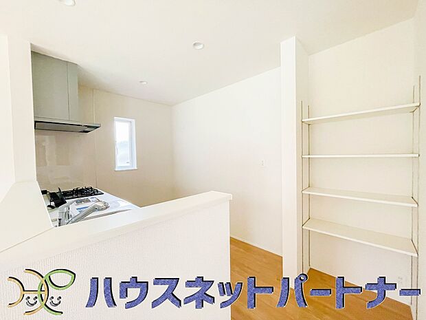 キッチン吊戸棚を無くす事によって、コミュニケーションを重視した設計に致しました。区画によって変わる一体感を、実際にご覧になって頂けましたらと思います。