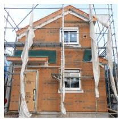 防腐・防蟻性にすぐれ、寸法安定性・透湿性にもすぐれています。また軽量ながら構造用合板(特類)と同じレベルの強度を誇るとともに、防火性も高いと言われています。