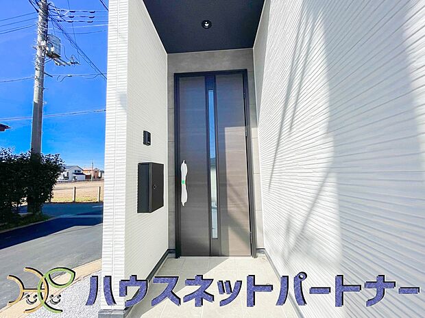 玄関の扉を開けると家族の待つお家。幸せを感じる瞬間です。