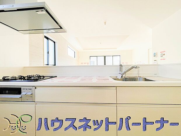 明るい自然光が入る作業スペースを多くとったキッチン採用。夫婦揃ってキッチンに立っても調理がしやすく、家事をしながら会話も弾みます。食器類もすっきりと片付く収納力。