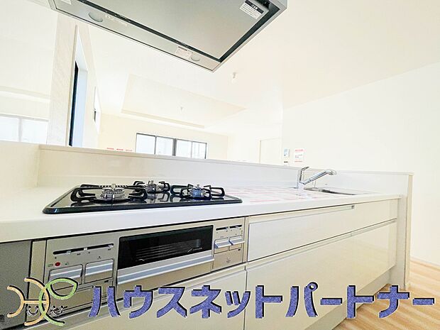 三口コンロで料理の幅を拡げてくれる使いやすいシステムキッチンを採用。洗い場も大きいので野菜や食器を洗ったりする際にも捗り、奥様の強い味方となってくれるはずです。