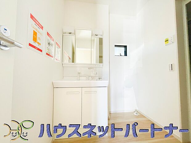 大きく見やすい三面鏡で清潔感ある洗面台は、身だしなみチェックや肌のお手入れに最適です。何かと物が増える場所だからこそ、スッキリと見映えの良い空間に拵えました。