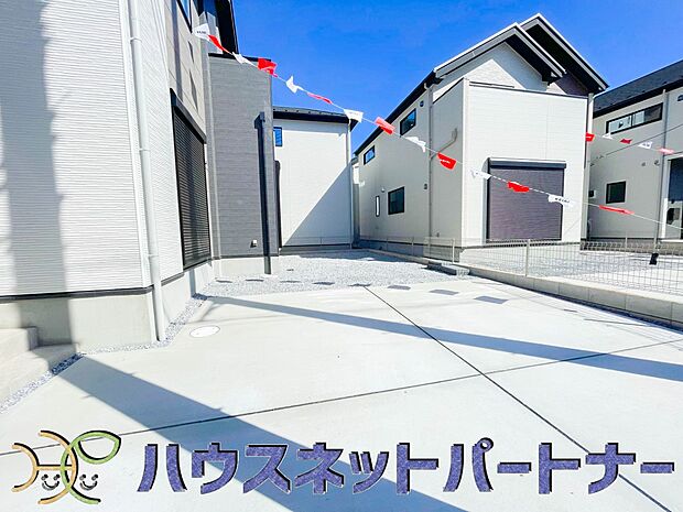 カースペース並列2台可。道路に面したカースペースが2台分あるので、縦列2台のカースペースの様に面倒な車の入替えは必要ありません。ストレスフリーなカーライフを満喫できます。