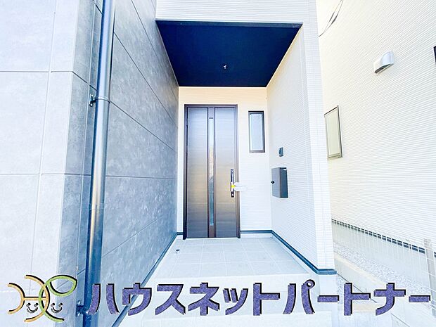 お客様も迎える玄関は高級感のある造りです。