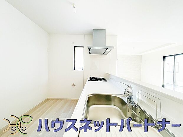 明るい自然光が入る作業スペースを多くとったキッチン採用。夫婦揃ってキッチンに立っても調理がしやすく、家事をしながら会話も弾みます。食器類もすっきりと片付く収納力。