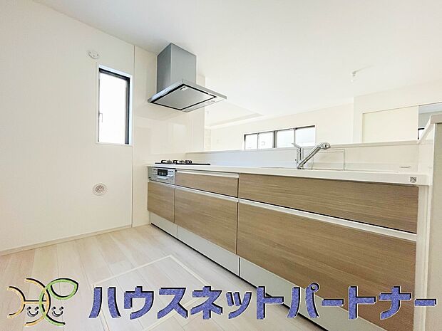 キッチン吊戸棚を無くす事によって、コミュニケーションを重視した設計に致しました。区画によって変わる一体感を、実際にご覧になって頂けましたらと思います。