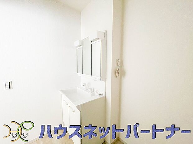 ミラーを手前に引けば、楽な姿勢で髭剃りやメイクができます。合わせ鏡にすればヘアスタイルのチェックもラクラク。洗面化粧台のミラー裏にはたっぷり入る収納スペースを設けています。