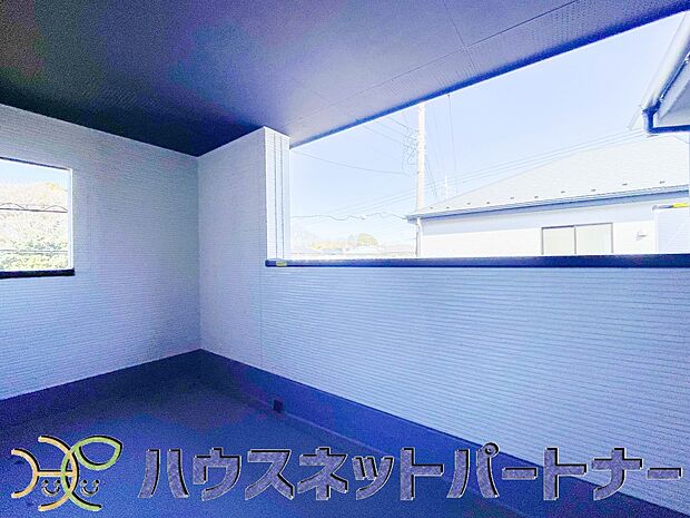 インナーバルコニーの一番のメリットは、雨が降っても使えるという事です。通常、インナーバルコニーは、上の屋根が掛かっていますので雨に濡れることがほとんどありません。