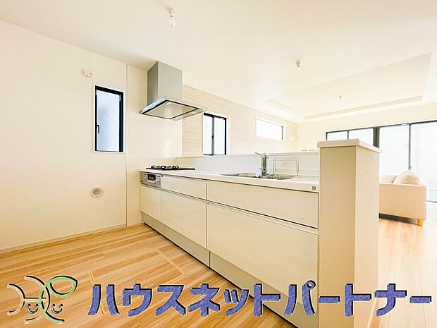 キッチン吊戸棚を無くす事によって、コミュニケーションを重視した設計に致しました。区画によって変わる一体感を、実際にご覧になって頂けましたらと思います。
