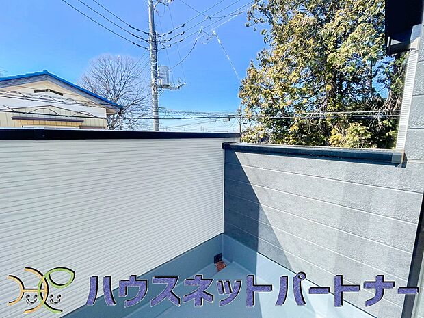 南バルコニーから差し込む陽光・通風は、住環境・快適性と共に有り続ける貴重な「財産」です。この新築戸建に住まう事で手に入れるものは、きっと日常にとっても貴重な存在となるはずです。