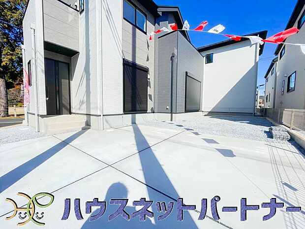 駐車場がある戸建を持つ最大のメリットは、駐車場代金を支払い続ける必要がないことです。賃貸住宅に住んでいる方が、戸建の購入を考えるきっかけに挙げることが多いようです。