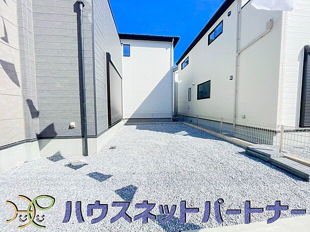 一戸建ての醍醐味は、何といっても庭があること。花や野菜を育てたり、子供と遊んだり、お客様を迎えたり…。大切なペットと過ごす心地良いスペースにもなりますね。