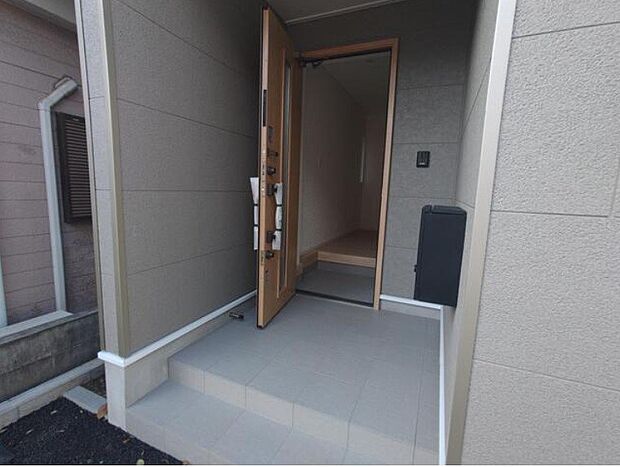 玄関はおうちの顔と言われます。玄関アプローチは、外観デザインの印象を左右します。ご家族の個性を出しながら、素敵な玄関でお客様をお迎えしてください。