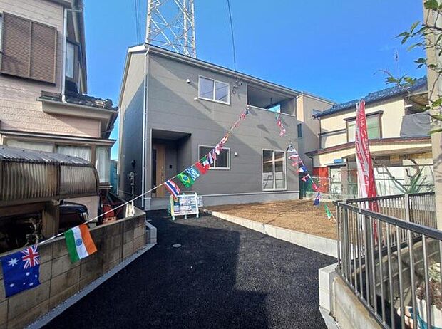 堂々たる趣ながら、主張し過ぎずどこか余裕を感じさせるシャープなフォルムで佇む邸宅は、晴天の空と照らし合わせる事で、本来あるべき完成形の姿を見せてくれます。