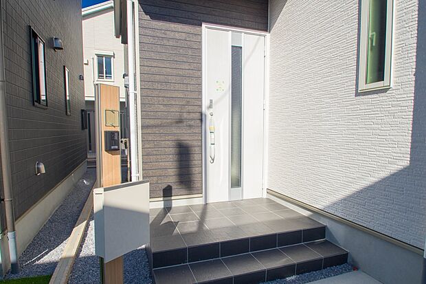 玄関の扉を開けるとそこは家族の待つお家。笑い声が聞こえてきそう。