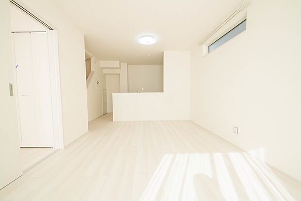 通風・採光に優れ、心地よい光と風が溢れています。 贅沢で豊かな居住性と、プライドを満たすクオリティが見事に調和した住空間。新築ならではの快適なひとときをご体感頂ける筈です。