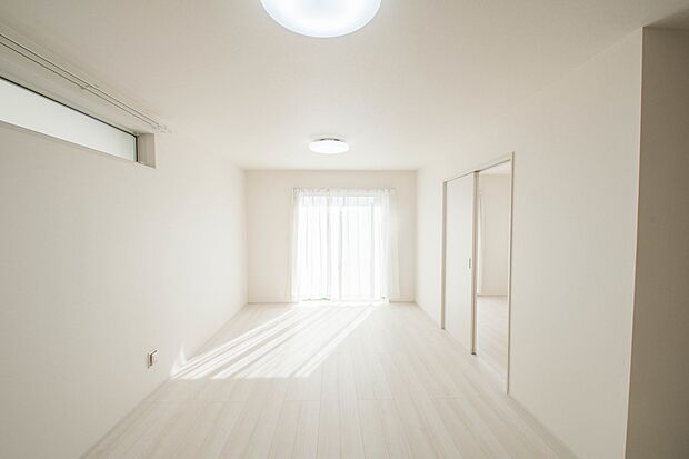 うららかな陽射しがどのお部屋にも降り注ぎますように、快適さを追求した間取設計。得難い立地環境での生活を恵みの豊かな永住の地へと変えてくれます。