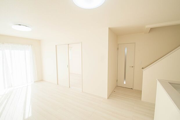 リビングイン階段。階を移動する際にリビングを通る、リビングイン階段。自然なかたちで家族が集まるため、お子様の個室が2階にある場合でも、毎日の挨拶や会話が増えやすくなります。