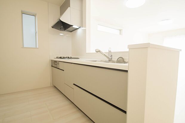 キッチン吊戸棚を無くす事によって、コミュニケーションを重視した設計に致しました。区画によって変わる一体感を、実際にご覧になって頂けましたらと思います。