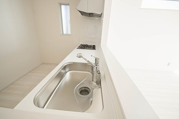 カウンターキッチンなら、リビングで遊ぶ子供の様子を見ながら料理ができるので安心です。料理を運んでもらったり、子供にお手伝いしてもらいやすいのもいいですね。