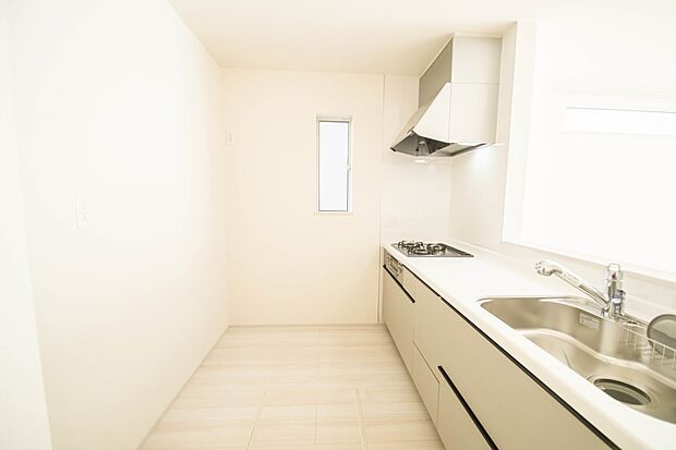 明るい自然光が入る作業スペースを多くとったキッチン採用。夫婦揃ってキッチンに立っても調理がしやすく、家事をしながら会話も弾みます。食器類もすっきりと片付く収納力。